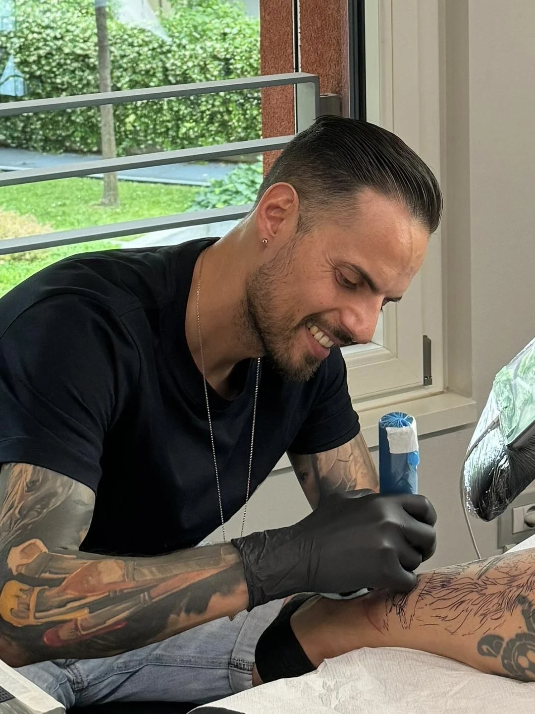 Giuseppe Bonelli tattooing at a convention